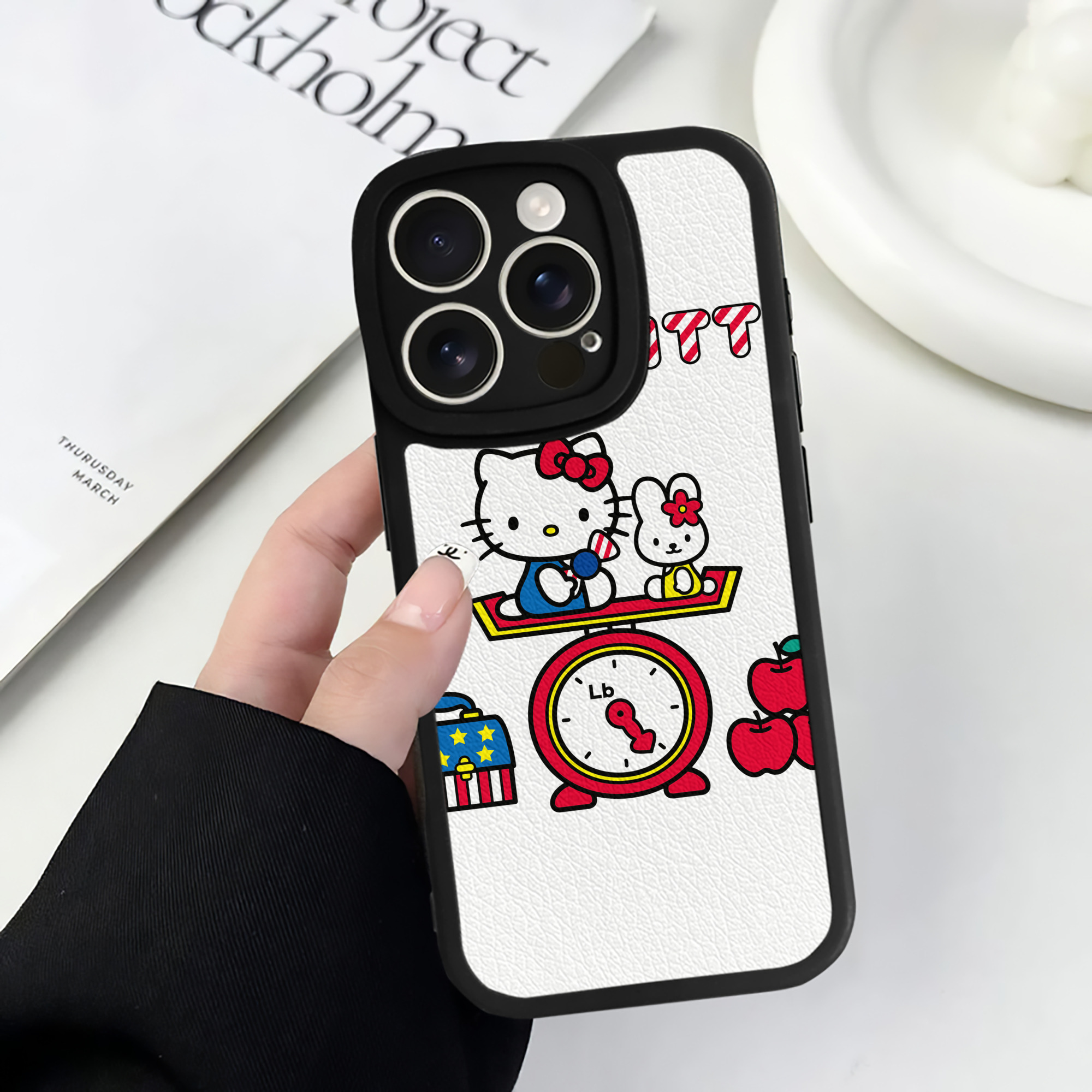 （画像用） Hello Kitty ハローキティ 【iPhone 16シリーズ対応】シリコンスマホケース（レザー調） 材質：シリコン